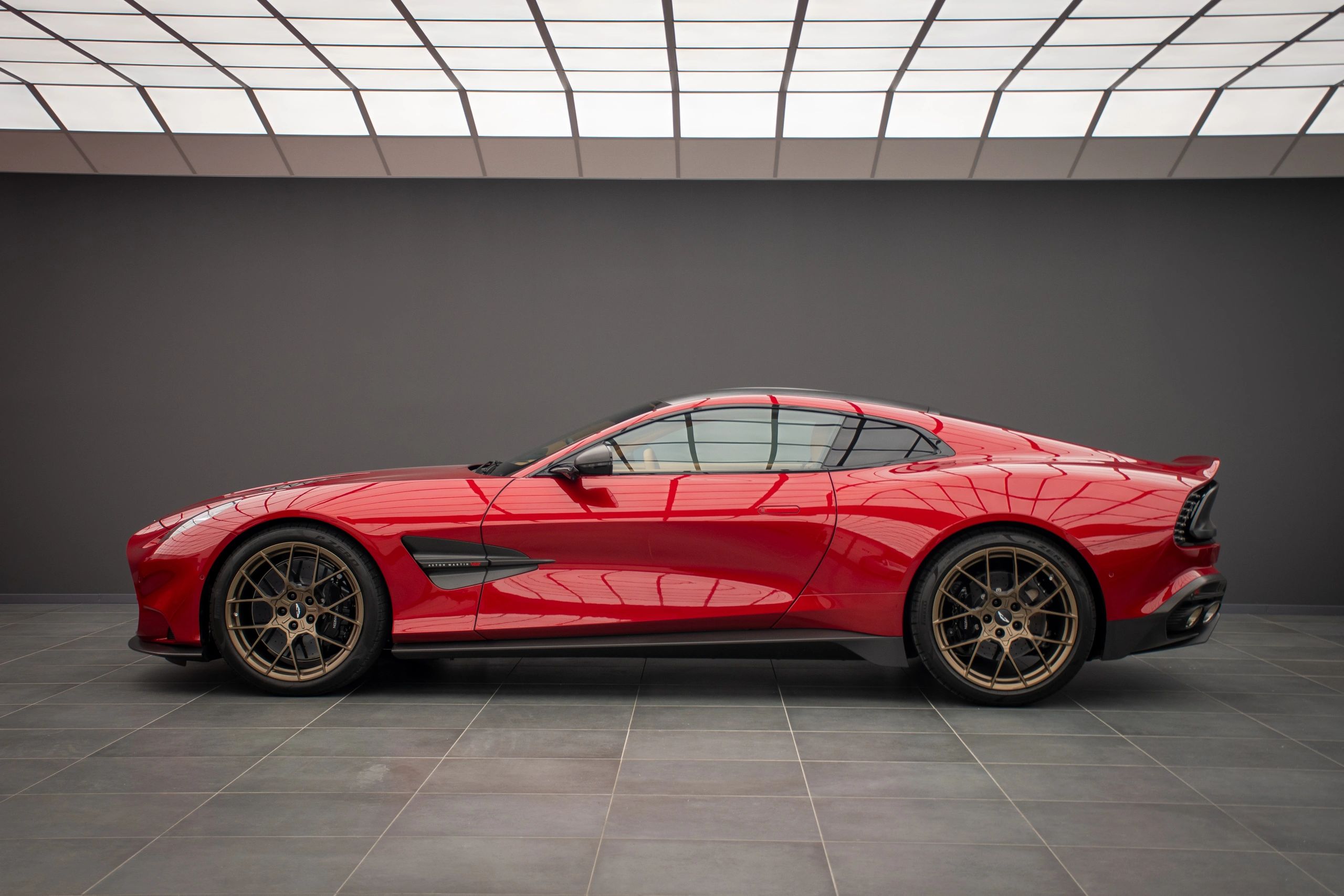 Aston Martin Vanquish 2025 front